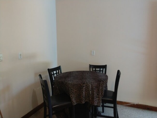 Building Photo - Modernized 3 Bedroom, Shared Yard, Lots of...