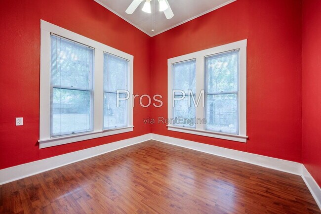 Building Photo - 912 N Elm St
