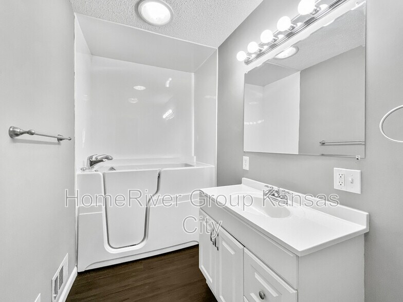 Building Photo - 3913 S Lynn St