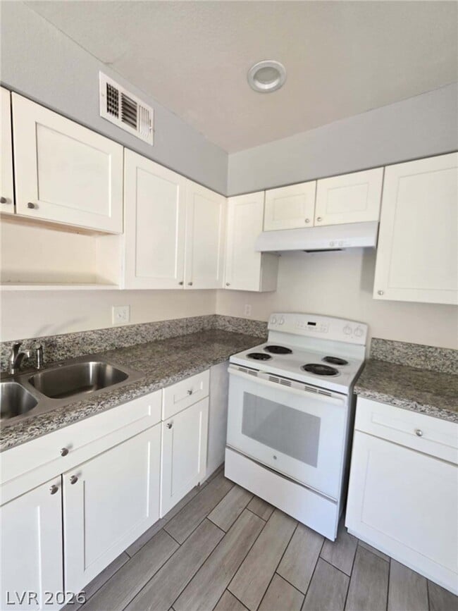 Building Photo - 1107 E Desert Inn Rd