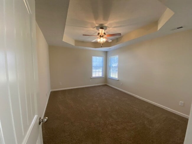Building Photo - 3 Bedroom 2 bath with 2 Car Garage Home Fo...