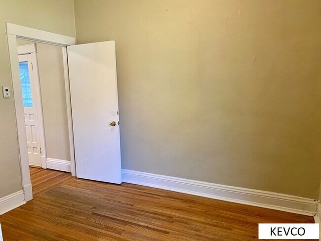 Building Photo - 321 Edwards St