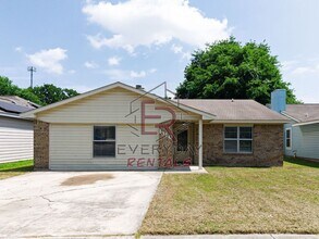 Building Photo - $500 OFF FIRST MONTHS RENT!!