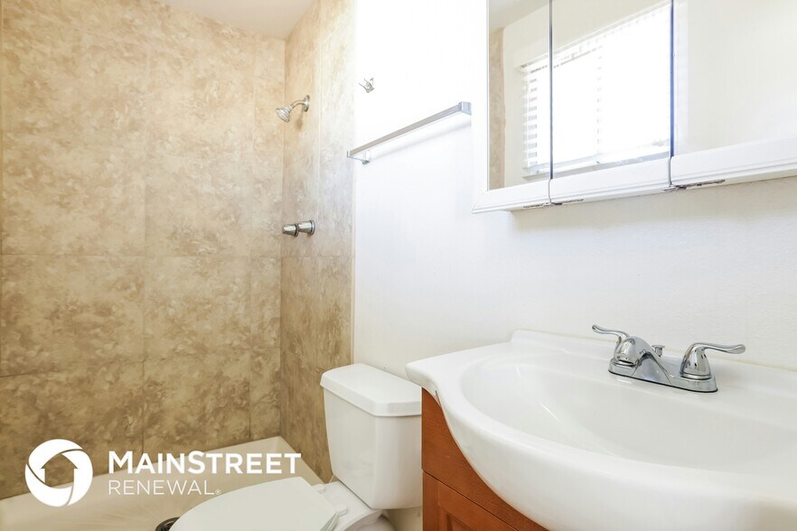 Building Photo - 7132 W Glenrosa Ave