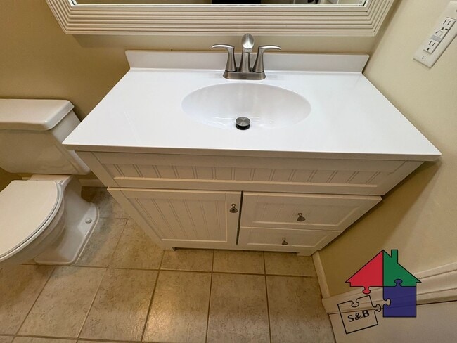 Building Photo - Elegant 3-Bedroom Townhouse in South Burli...