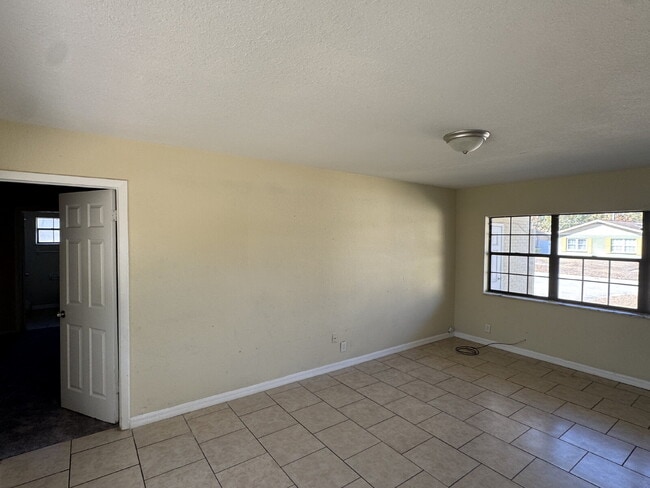 Building Photo - "Spacious 4-Bedroom Oasis with 2 Baths in Tampa – Your Perfect Family Retreat!"
