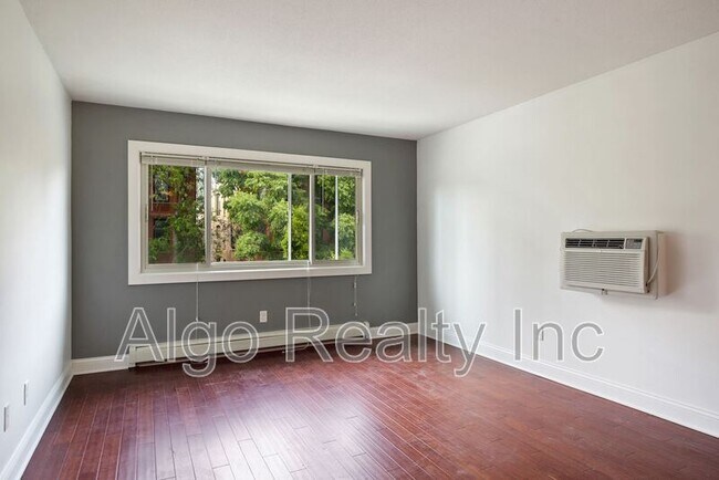 Building Photo - 729 E 16th St