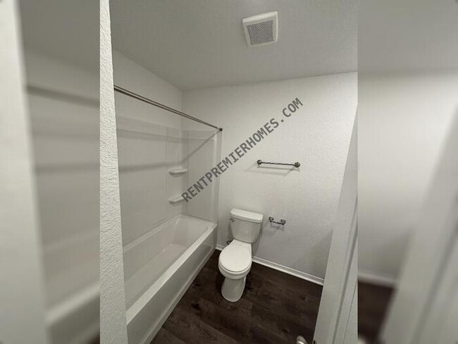 Building Photo - 34-10 10 Point Ln