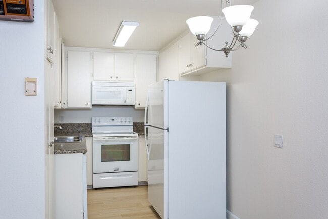 Building Photo - Second Floor Condo at the Regency Villas Community