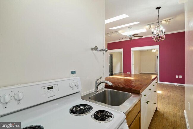 Building Photo - 1333 Pine St