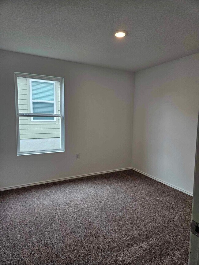Building Photo - Welcome to Your Home in the Desirable Vida Subdivision!