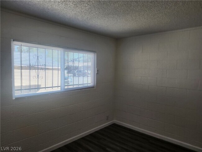 Building Photo - 2700 E Basswood Ave