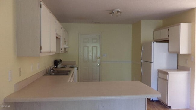 Building Photo - "Cozy Coastal Living: Charming 2-Bed, 2-Ba...
