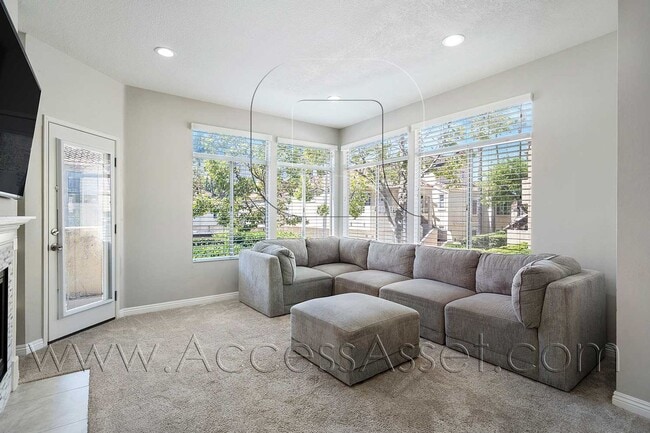 Building Photo - Luxury 2 Bed/2 Bath Condo Home In The Desi...