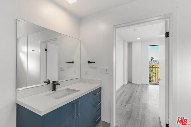 Building Photo - 1111 N Kenmore Ave