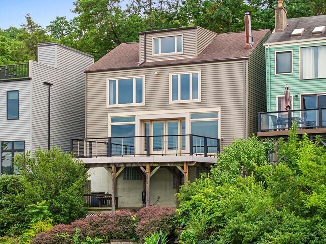Building Photo - *Beautifully Updated & Spacious 4BD/2.5BA Single Family Home Available in South Side Slopes*