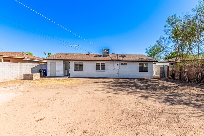 Building Photo - 1238 E Vine Ave