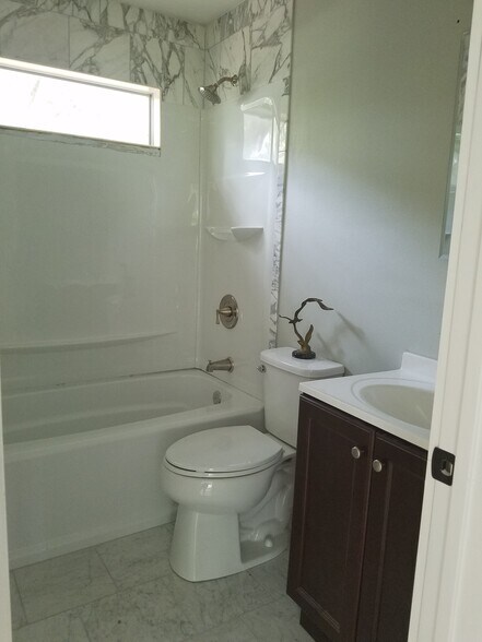 full 2nd bath - 1311 23rd St