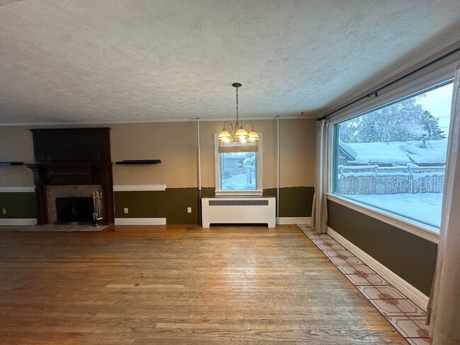 Building Photo - 5 Bed 3 Bath Home-Heat Included/Pets Allowed