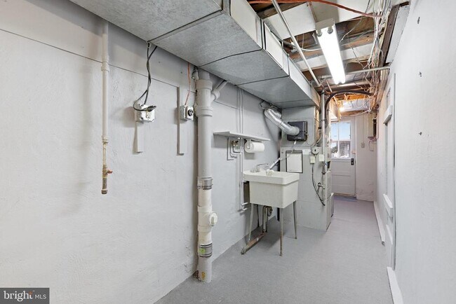 Building Photo - 271 W Wyncliffe Ave