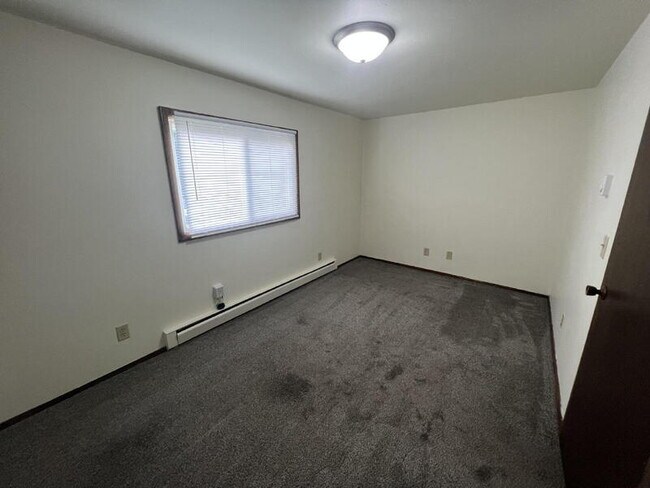 Building Photo - 714 N Oak St