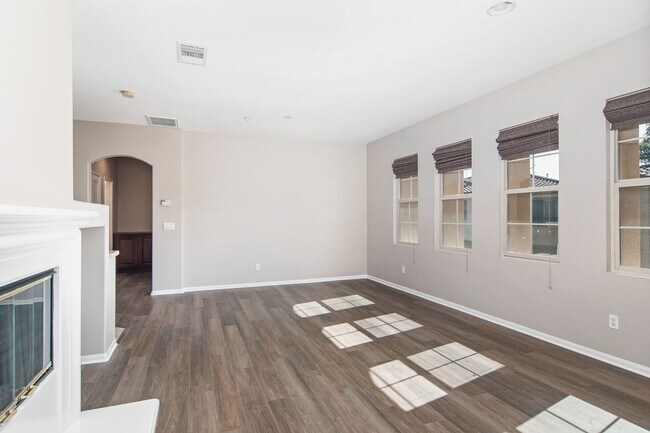Building Photo - Nicely upgraded townhouse in resort-like E...