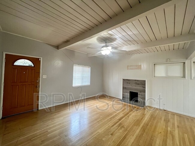 Building Photo - 2250 Juanita Ln