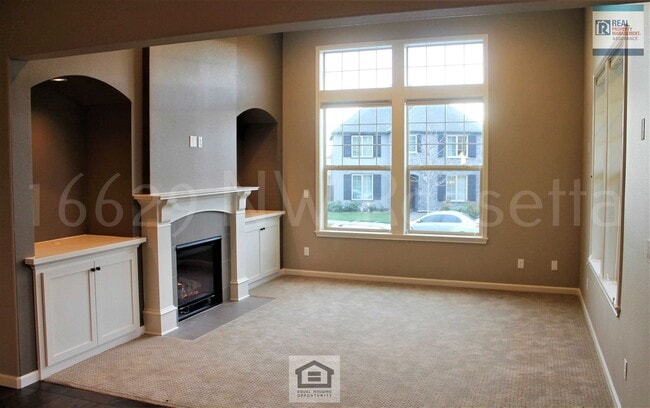 Building Photo - Beautiful 3 BR/2.5 BA Home in Desirable Bethany Neighborhood