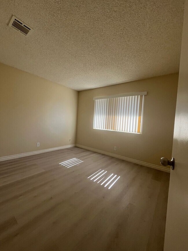 Building Photo - 700
