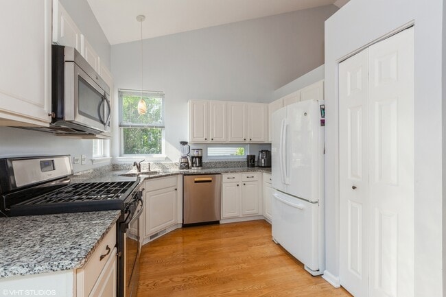 Building Photo - 724 Wildflower Cir