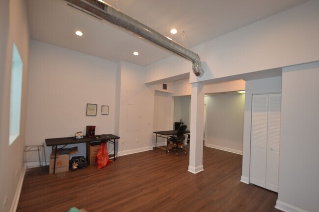 Building Photo - 4176 W Montrose Ave