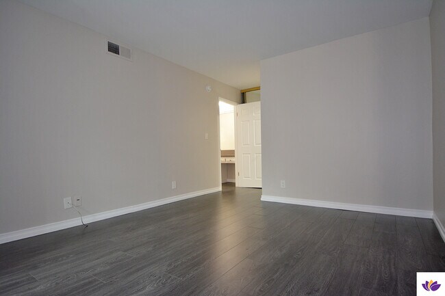 Building Photo - 750 N Kings Rd