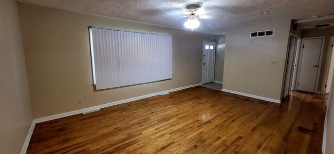 Building Photo - 3 Bedroom Home $1095! 2 Living Areas! Sout...