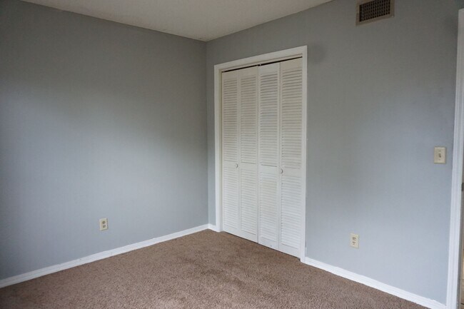 Building Photo - 2 Bed 2 Bath Townhouse