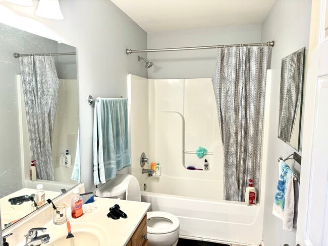 Building Photo - 1006 W Clay St