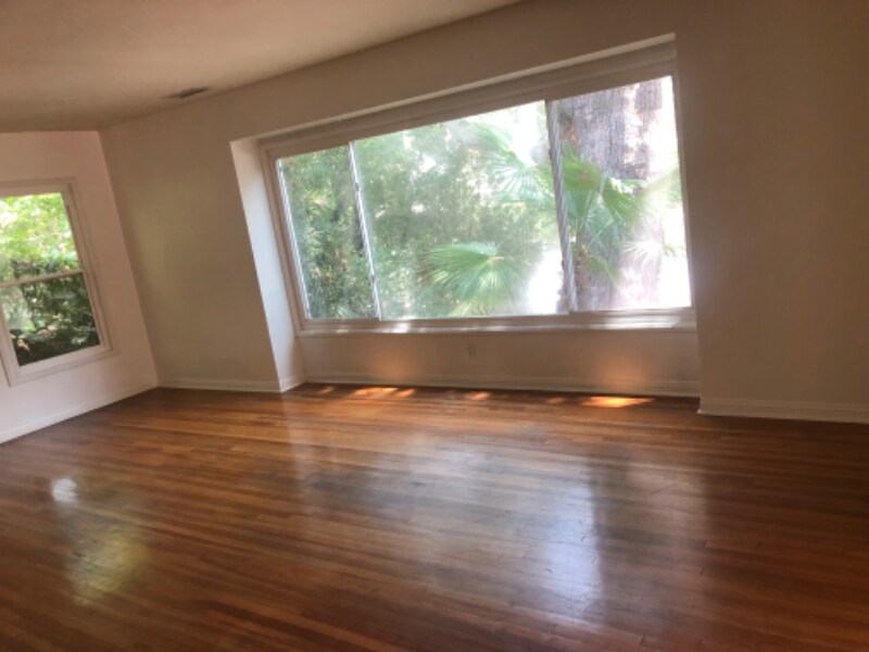 Building Photo - 2721 E Chevy Chase Dr