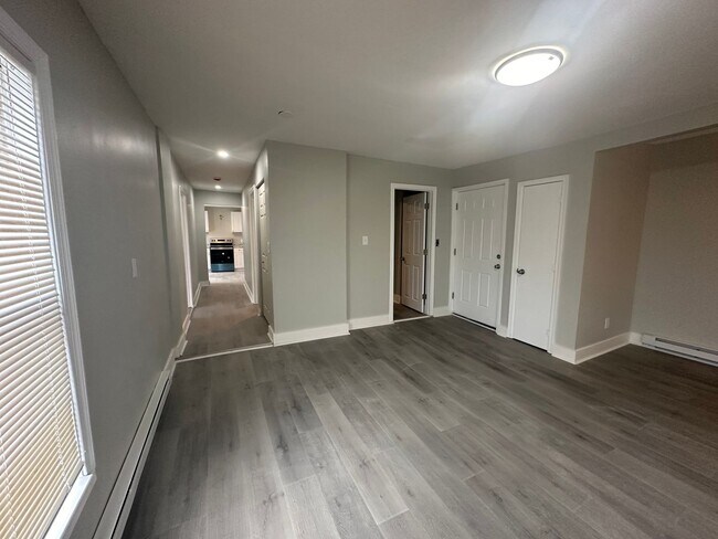 Building Photo - Renovated 4 Bedroom and 1.5 Bath