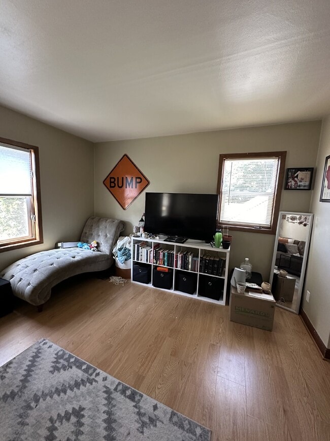 Building Photo - 1 Bedroom, 1 Bathroom with Garage - Available July 4th