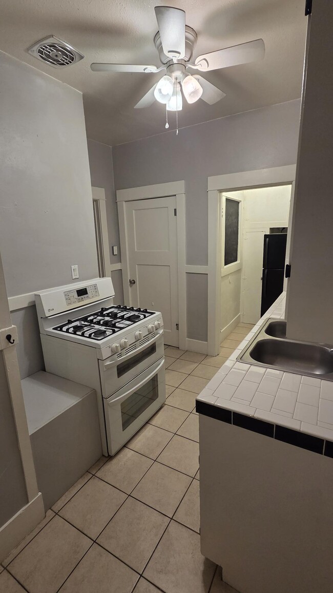 Double Oven Gas Range - 819 N 5th Ave