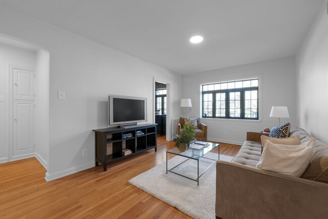 Interior Photo - La Grande Jatte Apartments