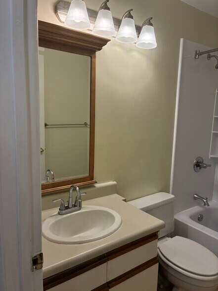 Building Photo - 44 Forest Cv