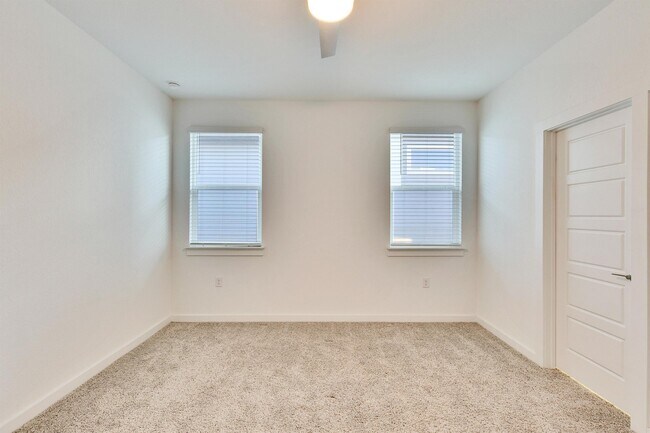 Building Photo - 13920 Lubeck Dr