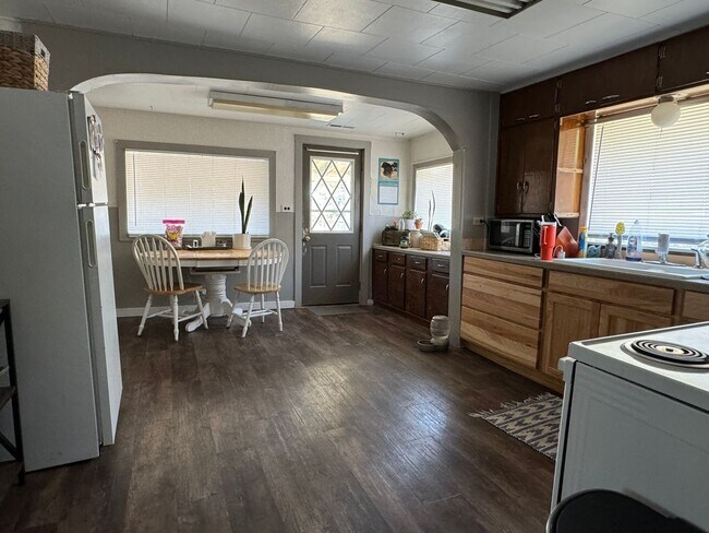 Building Photo - 1008 Lake Ave