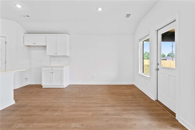 Building Photo - 813 Heeler Ave