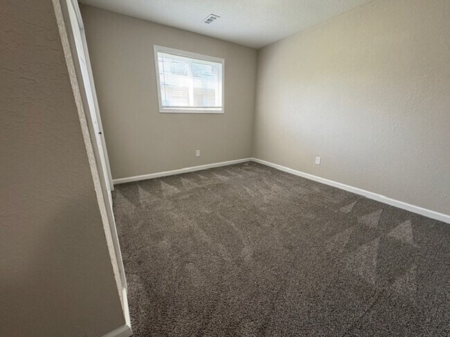 Building Photo - Beautifully Updated 2-Bedroom Duplex with ...