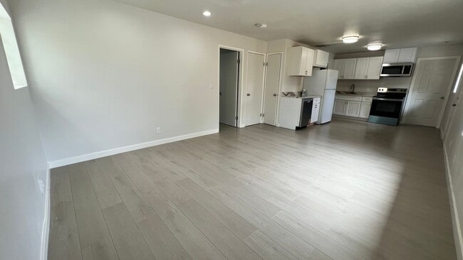 Building Photo - Newly Remodeled and Spacious 3 bedroom 1 b...
