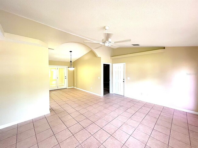 Building Photo - 104 Raemoor Dr
