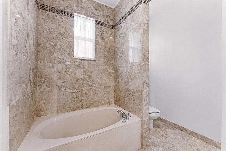 Building Photo - 6884 Julia Gardens Dr