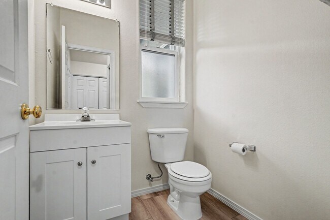 Building Photo - Two-Story 3 bed, 2.5 bath Home in East Salem with Large Bonus Room!