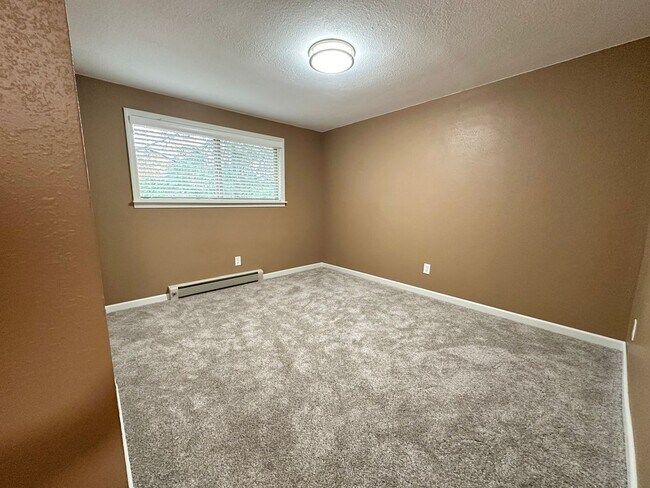 Building Photo - **$250 OFF 1ST MONTHS RENT!!** Remodeled 3 Bedroom SW Portland Home!